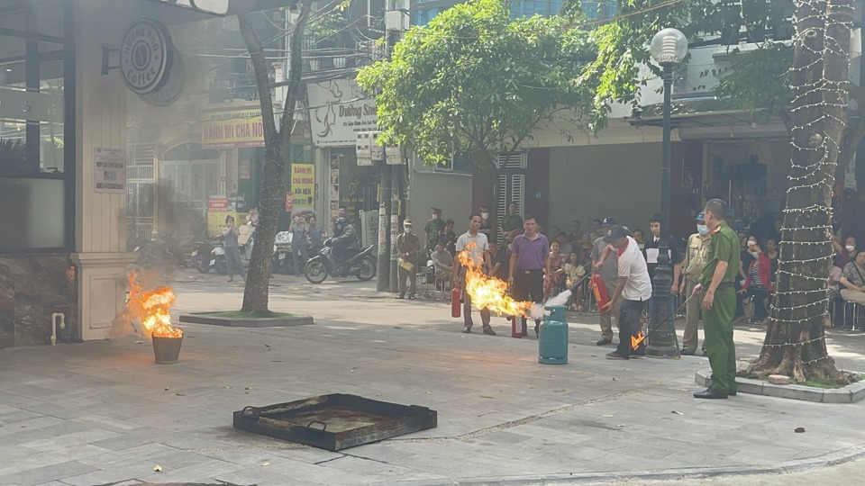 C&aacute;c th&agrave;nh vi&ecirc;n trong tổ li&ecirc;n gia chữa ch&aacute;y bằng c&aacute;c dụng cụ chữa ch&aacute;y tại chỗ.