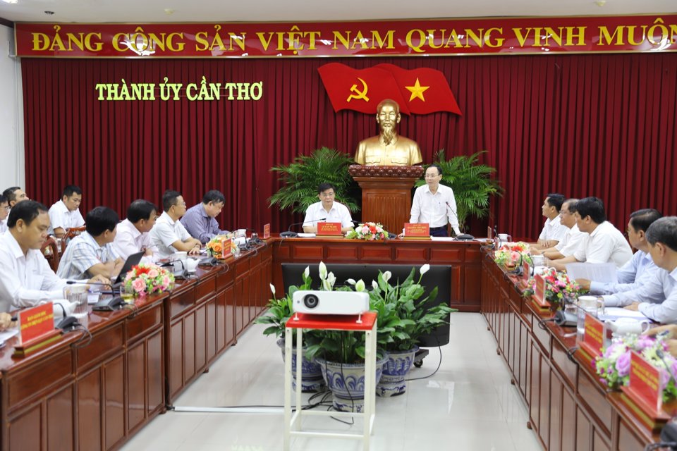 &Ocirc;ng Nguyễn Văn Hiếu, B&iacute; thư Th&agrave;nh ủy Cần Thơ ph&aacute;t biểu kết luận buổi l&agrave;m việc