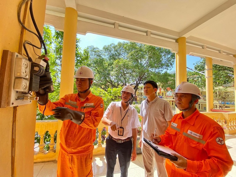 C&aacute;n bộ, nh&acirc;n vi&ecirc;n Điện lực Mỹ H&agrave;o kiểm tra c&aacute;c điểm thi tốt nghiệp