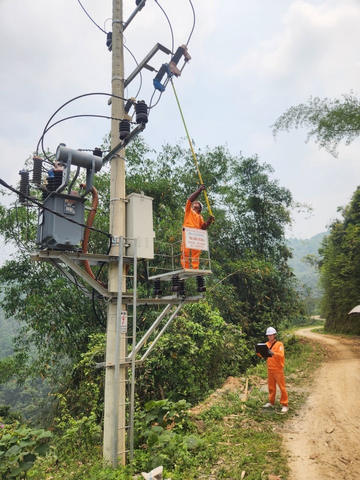 Điện lực Nguy&ecirc;n B&igrave;nh, PC Cao Bằng đ&oacute;ng điện trạm biến &aacute;p Bản Luộc