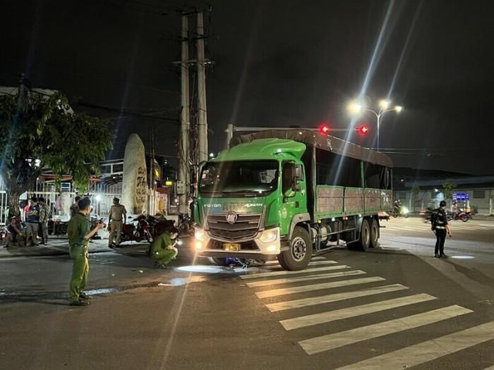 Tai nạn giao thông ngày 17/6/2023:Xe tải tránh xe máy, tông chết người rồi lật nhào - Ảnh 2