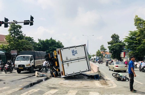 Tai nạn giao thông ngày 17/6/2023:Xe tải tránh xe máy, tông chết người rồi lật nhào - Ảnh 3