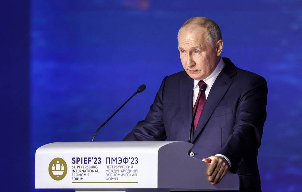 Tổng thống Vladimi Putin ph&aacute;t biểu tại Diễn đ&agrave;n Kinh tế Quốc tế St. Petersburg h&ocirc;m 16/6. Ảnh: Tasss