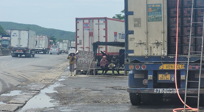 Phương tiện vận tải hoạt động tấp nập tr&ecirc;n tuyến Quốc lộ 1A đoạn qua x&atilde; Quảng Đ&ocirc;ng, huyện Quảng Trạch