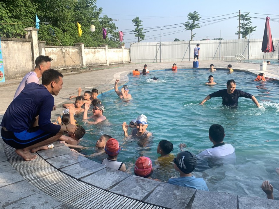 Lớp dạy bơi miễn phí của Đoàn Thanh niên thị trấn Phú Xuyên, Hà Nội phối hợp với Trung tâm Huấn luyện Thể thao ATS tổ chức. Ảnh: Lê Dung