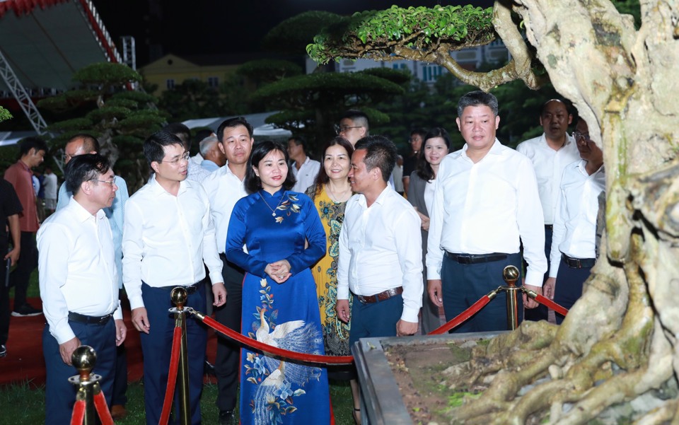 Phó Bí thư Thường trực Thành ủy Hà Nội Nguyễn Thị Tuyến cùng các đại biểu tham quan khu trưng bày sinh vật cảnh tại triển lãm.