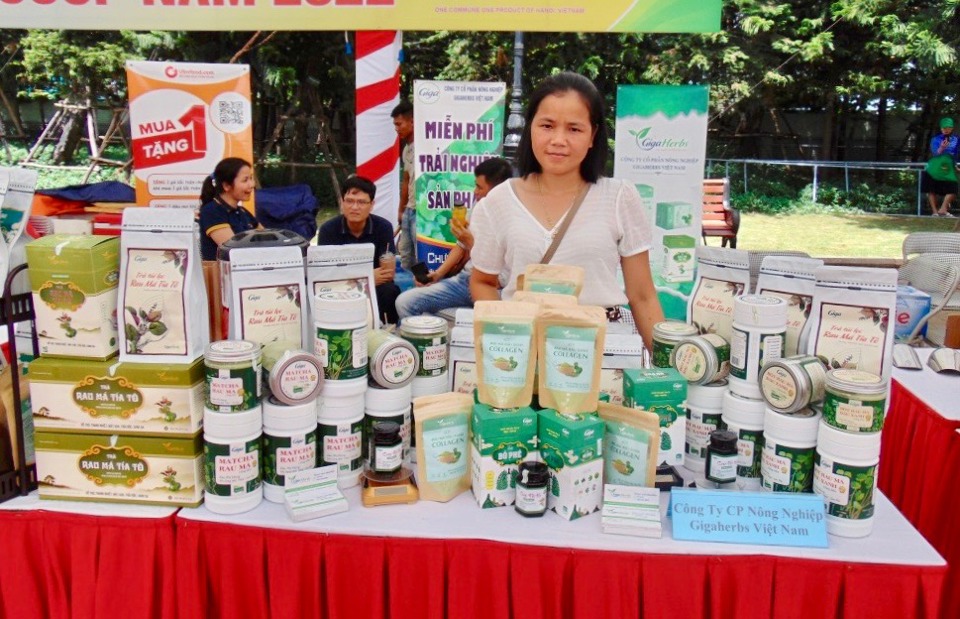 Sản phẩm OCOP của huyện Chương Mỹ tham gia Hội chợ xúc tiến thương mại được tổ chức tại Hà Nội. Ảnh: Lâm Nguyễn