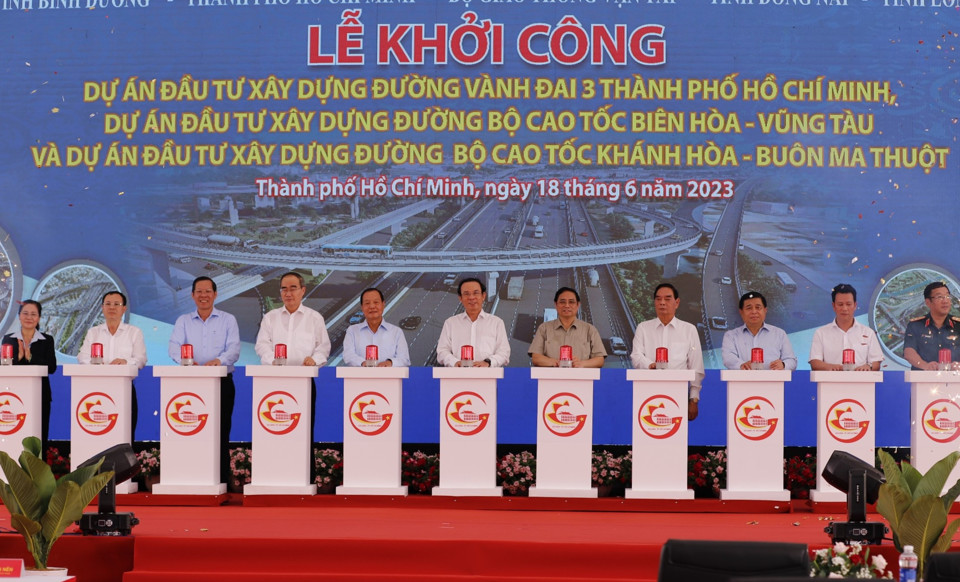 Thủ tướng Chính phủ Phạm Minh Chính cùng các đại biểu thực hiện nghi thức khởi công các dự án tại TP.HCM, ngày 18/6. Ảnh: Tuấn Kiệt