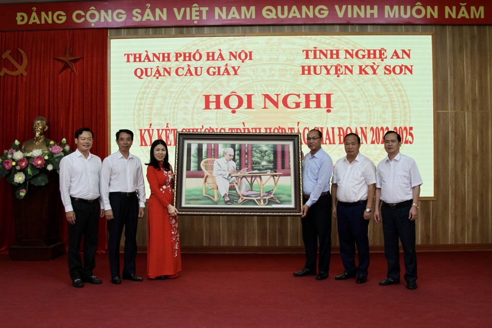 L&atilde;nh đạo huyện ủy Kỳ Sơn, tỉnh Nghệ An tặng qu&agrave; lưu niệm cho l&atilde;nh đạo Quận ủy Cầu Giấy.