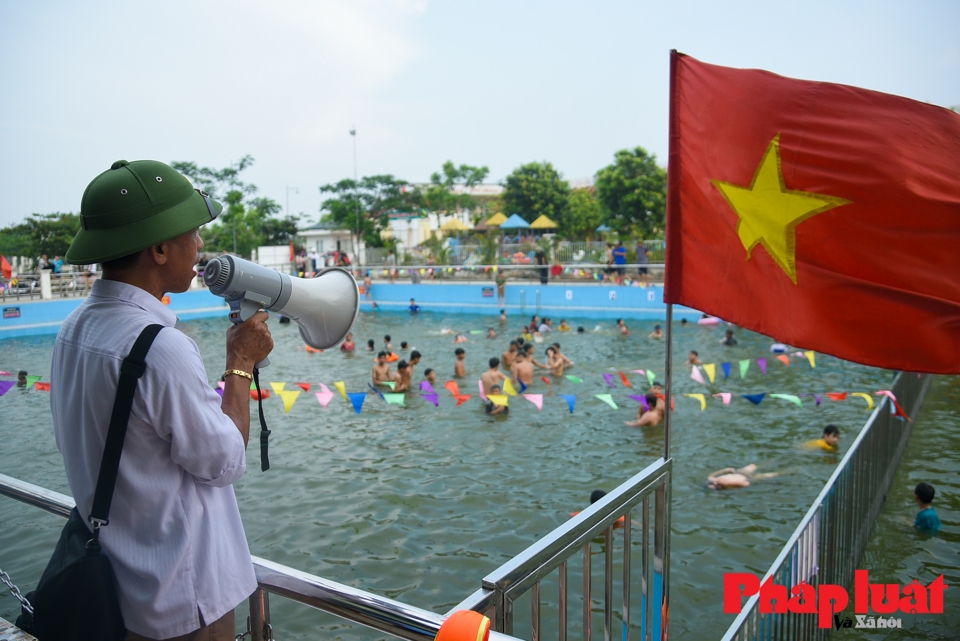 Quanh ao bơi sẽ c&oacute; 6 th&agrave;nh vi&ecirc;n trong Ban Quản l&yacute; li&ecirc;n tục đi kiểm tra để bảo đảm an to&agrave;n tuyệt đối cho trẻ em. &Ocirc;ng B&ugrave;i Xu&acirc;n Vệ (60 tuổi), th&agrave;nh vi&ecirc;n Ban Quản l&yacute; vận h&agrave;nh ao bơi l&agrave;ng Hưng Gi&aacute;o cho biết: "Nội quy của bể bơi quy định r&otilde; thời gian để c&aacute;c ch&aacute;u được xuống bơi tắm. Theo nội quy: buổi s&aacute;ng từ 7h đến 9h; buổi chiều từ 16h30 đến 19h".