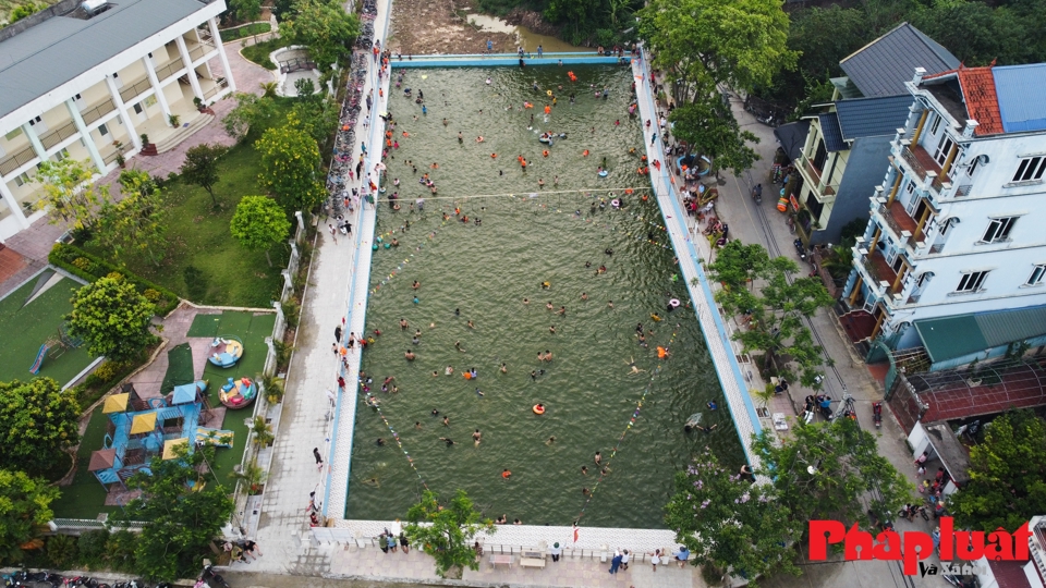 Mới đ&acirc;y, người d&acirc;n l&agrave;ng Hưng Gi&aacute;o, x&atilde; Tam Hưng, huyện Thanh Oai, H&agrave; Nội đ&atilde; c&ugrave;ng nhau đ&oacute;ng g&oacute;p để cải tạo ao l&agrave;ng th&agrave;nh bể bơi miễn ph&iacute;. Trước khi được cải tạo th&agrave;nh bể bơi, đ&acirc;y vốn l&agrave; ao t&ugrave; với nhiều loại r&aacute;c thải.