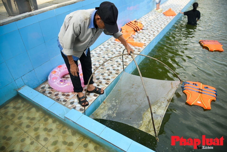 Để đảm bảo vệ sinh v&agrave; sức khoẻ cho người d&acirc;n v&agrave; trẻ nhỏ, bể bơi được quan t&acirc;m vệ sinh, dọn dẹp h&agrave;ng ng&agrave;y.