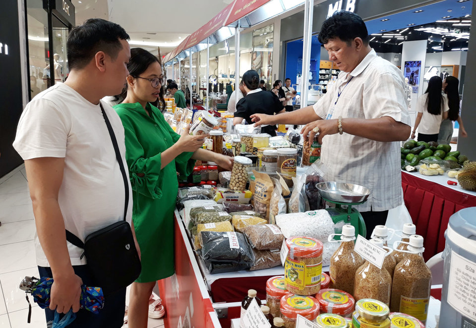 Th&ocirc;ng quan kết nối giao thương sản phẩm n&ocirc;ng sản OCOP của c&aacute;c tỉnh th&agrave;nh được đưa v&agrave;o trung t&acirc;m thương mại AEON. Ảnh: Ho&agrave;i Nam