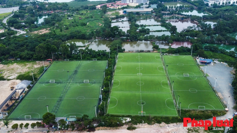 Trong khu&ocirc;n vi&ecirc;n của dự &aacute;n cũng xuất hiện những s&acirc;n b&oacute;ng cỏ nh&acirc;n tạo.