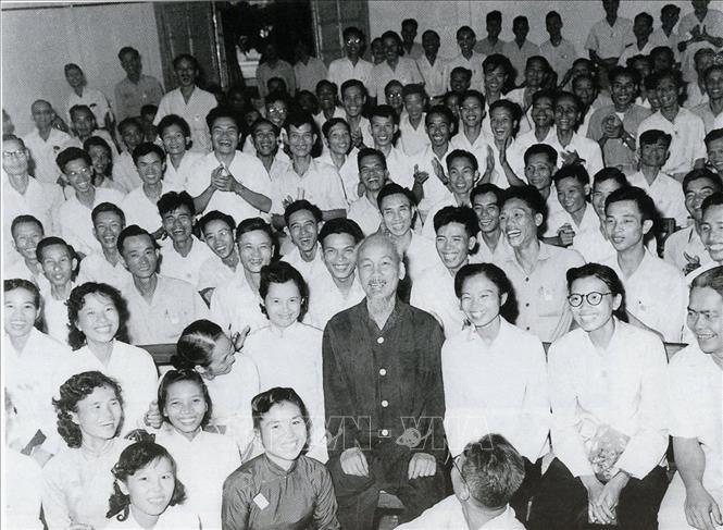 Chủ tịch Hồ Ch&iacute; Minh với c&aacute;c đại biểu dự Đại hội lần thứ III những người viết b&aacute;o Việt Nam (8/9/1962) - Ảnh: Tư liệu TTXVN
