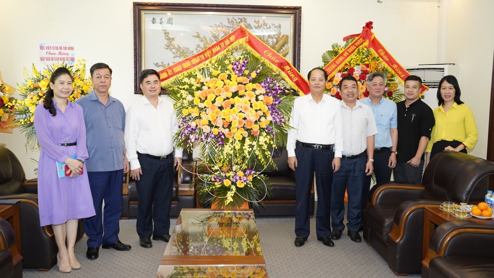 Trưởng ban Tuy&ecirc;n gi&aacute;o Th&agrave;nh ủy H&agrave; Nội Nguyễn Do&atilde;n Toản thăm, ch&uacute;c mừng Tạp ch&iacute; Cộng sản.