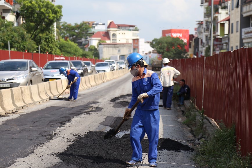 Mặt đường Âu Cơ được sửa chữa - Ảnh 4