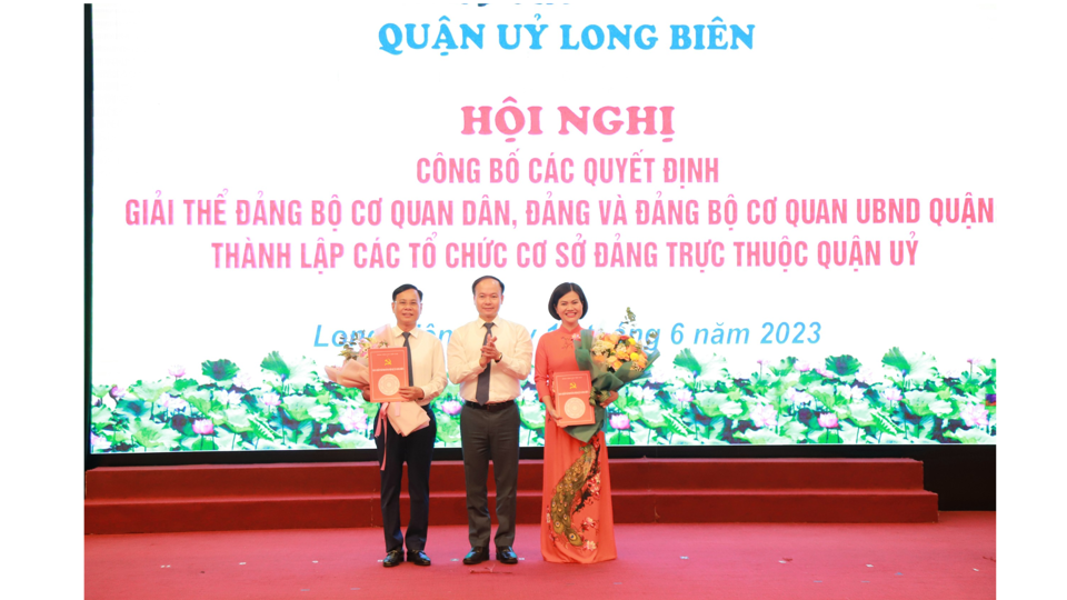 Th&agrave;nh ủy vi&ecirc;n,&nbsp;B&iacute; thư Quận ủy, Chủ tịch HĐND Quận Long Bi&ecirc;n Đường Ho&agrave;i Nam&nbsp;trao quyết định v&agrave; tặng hoa cho 2 tổ chức cơ sở Đảng đ&atilde; ho&agrave;n th&agrave;nh nhiệm vụ