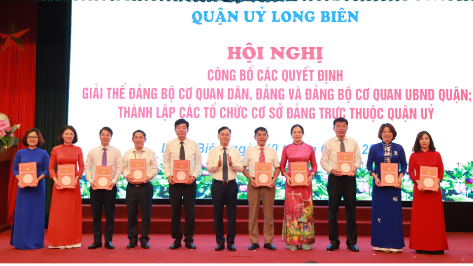 Ph&oacute; B&iacute; thư Thường trực Quận ủy Long Bi&ecirc;n Ng&ocirc; Mạnh Điềm trao quyết định th&agrave;nh lập v&agrave; quyết định chỉ định c&aacute;c chức danh cho đại diện c&aacute;c chi bộ cơ sở thuộc khối Đảng, MTTQ v&agrave; c&aacute;c&nbsp;đo&agrave;n thể .