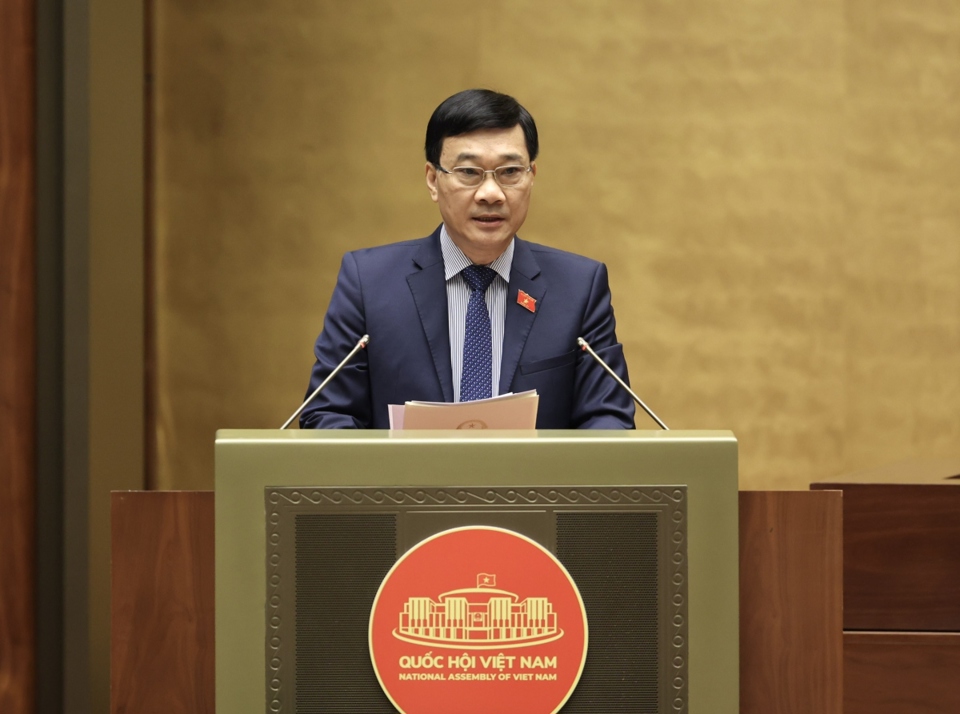 Chủ nhiệm Ủy ban Kinh tế Vũ Hồng Thanh trình bày báo cáo giải trình, tiếp thu dự án luật