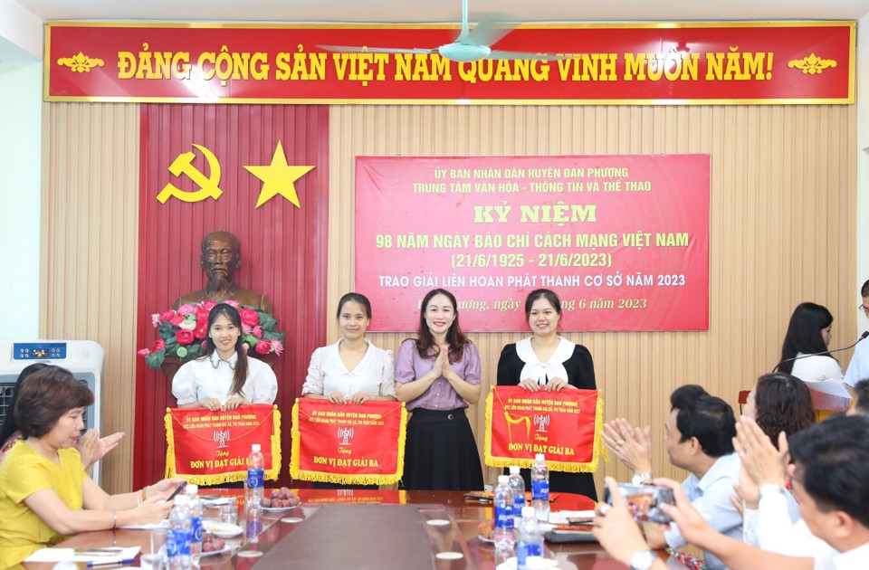Ph&oacute; trưởng Ban Tuy&ecirc;n gi&aacute;o Huyện ủy Đan Phượng Nguyễn Thị Thanh Ph&uacute;c trao thưởng cho c&aacute;c đơn vị đoạt giải Ba.