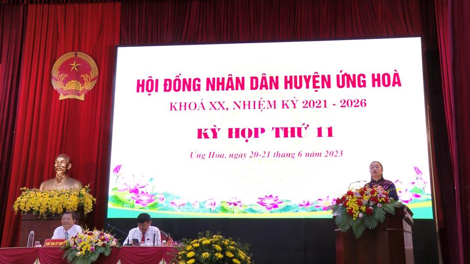 B&iacute; thư Huyện uỷ Ứng Ho&agrave; B&ugrave;i Thị Thu Hiền ph&aacute;t biểu. Ảnh: Lại Tấn