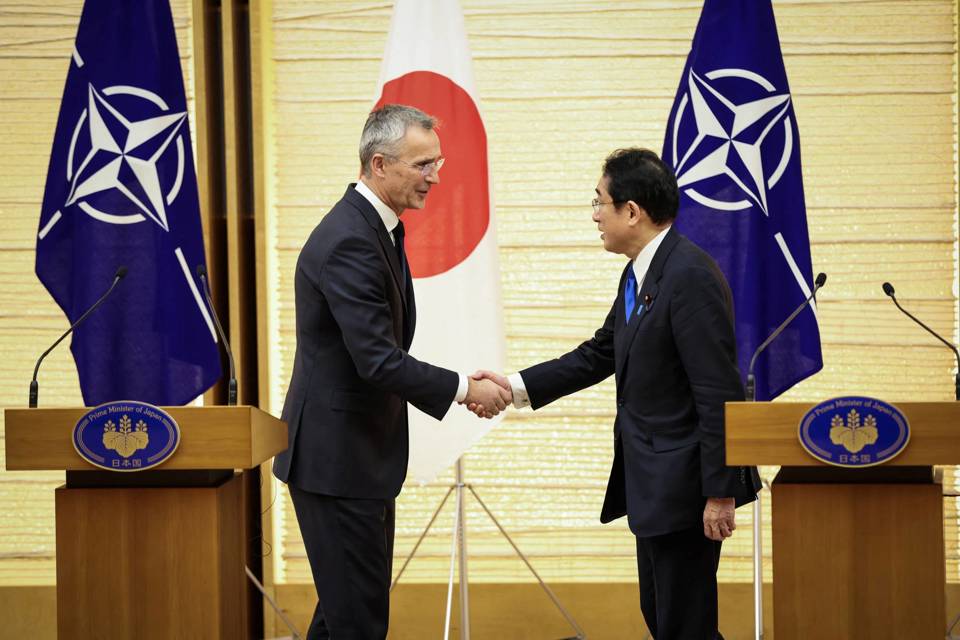 Tổng Thư k&yacute; NATO Stoltenberg v&agrave; Thủ tướng Nhật Kishida bắt tay sau cuộc họp b&aacute;o chung h&ocirc;m 31/1. Ảnh: Reuters.&nbsp;