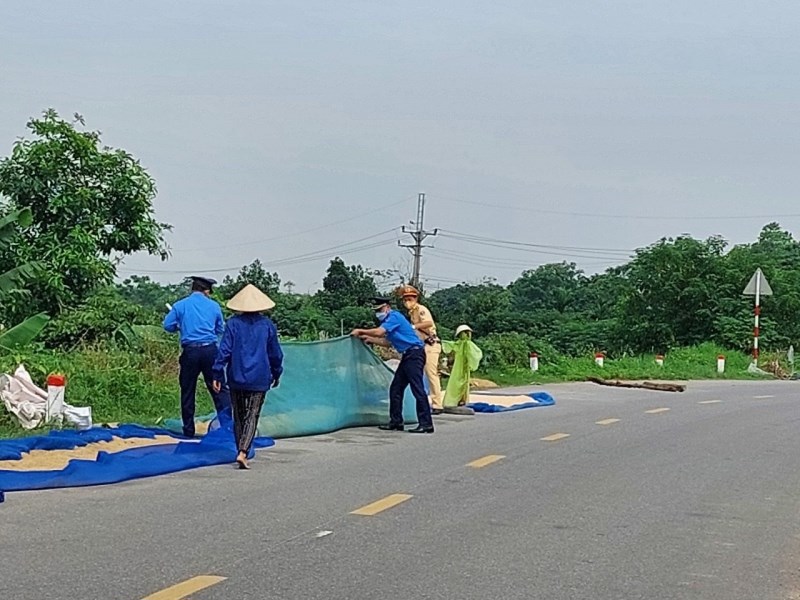 Hà Nội tăng cường kiểm tra, xử lý tình trạng phơi thóc trên đường - Ảnh 1