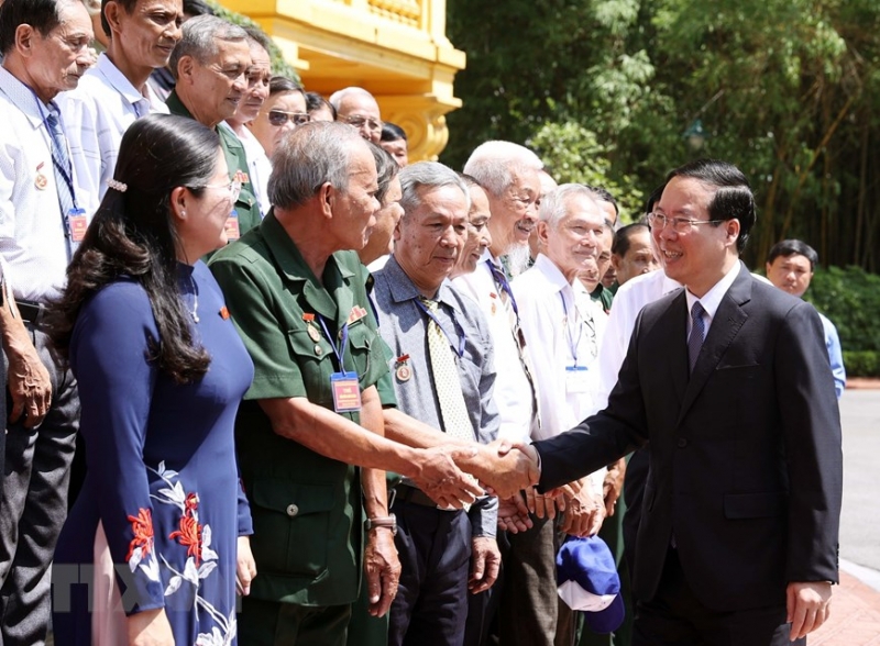 Chủ tịch nước V&otilde; Văn Thưởng tặng qu&agrave; người c&oacute; c&ocirc;ng với c&aacute;ch mạng dịp 27/7 với hai mức l&agrave; 600.000 đồng v&agrave; 300.000 đồng. Ảnh minh họa: Intenet.