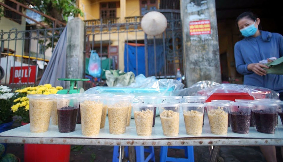 Cơm rượu nếp một trong những mặt h&agrave;ng b&aacute;y chạy trong ng&agrave;y Tết Đoan Ngọ (5/5). Ảnh: Ho&agrave;i Nam