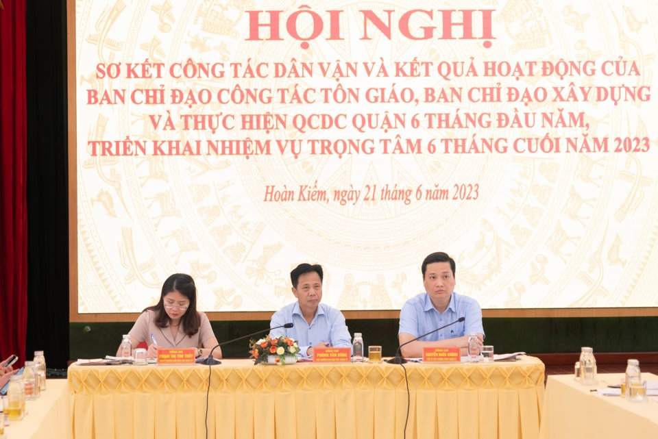 Ph&oacute; Trưởng Ban D&acirc;n vận Th&agrave;nh ủy H&agrave; Nội Ph&ugrave;ng Văn Dũng; Ph&oacute; B&iacute; thư Thường trực Quận ủy Ho&agrave;n Kiếm Nguyễn Quốc Kh&aacute;nh v&agrave;&nbsp;Trưởng Ban D&acirc;n vận Quận ủy Ho&agrave;n Kiếm Phạm Thị Thu Thủy đồng chủ tr&igrave; Hội nghị.