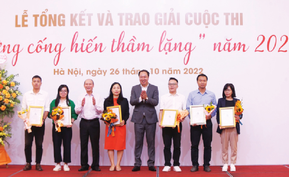 Ph&oacute; Chủ tịch Thường trực Hội Nh&agrave; b&aacute;o H&agrave; Nội Kiều Thanh H&ugrave;ng v&agrave; Ph&oacute; Tổng Bi&ecirc;n tập B&aacute;o Kinh tế &amp; Đ&ocirc; thị Nguyễn Xu&acirc;n Kh&aacute;nh trao giải cho c&aacute;c t&aacute;c giả đoạt giải trong cuộc thi &ldquo;Những cống hiến thầm lặng&rdquo;.