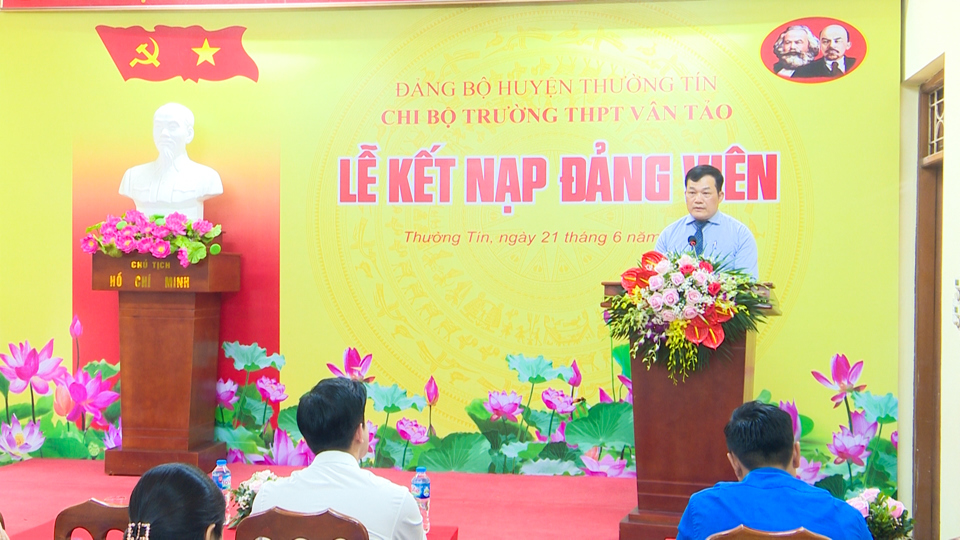 B&iacute; thư Huyện ủy Thường T&iacute;n Nguyễn Tiến Minh ph&aacute;t biểu tại Lễ kết nạp đảng vi&ecirc;n mới.