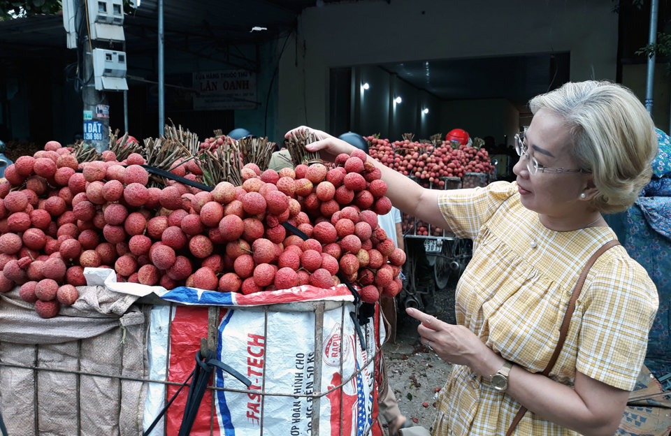 Người ti&ecirc;u d&ugrave;ng mua hoa quả c&uacute;ng Tết Đoan Ngọ (5/5) tại hệ thống chợ truyền thống. Ảnh: Ho&agrave;i Nam