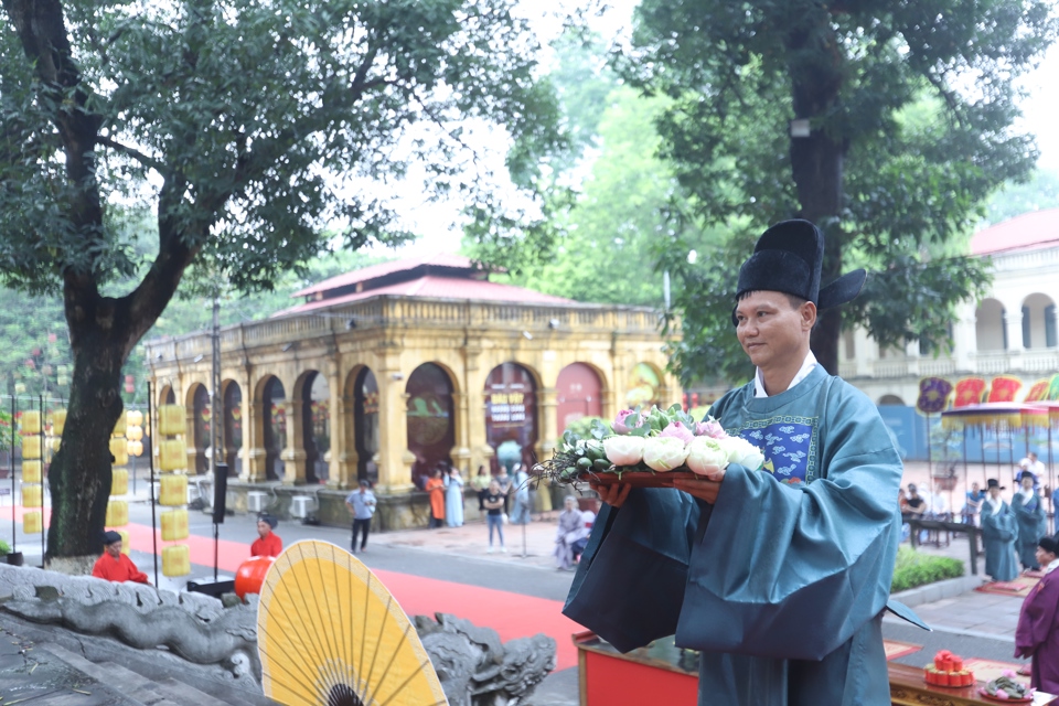 Trung t&acirc;m Bảo tồn Di sản Thăng Long - H&agrave; Nội đ&atilde; phối hợp Hội Di sản văn h&oacute;a Thăng Long v&agrave; C&ocirc;ng ty Cổ phần Ỷ V&acirc;n Hi&ecirc;n thực hiện nghi lễ tiến phẩm, d&acirc;ng hương l&ecirc;n c&aacute;c vị ti&ecirc;n đế.