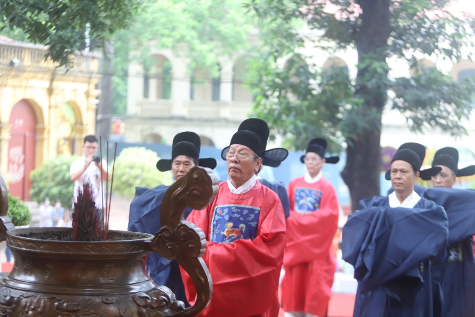 Theo Gi&aacute;m đốc Trung t&acirc;m Bảo tồn Di sản Thăng Long &ndash; H&agrave; Nội Nguyễn Thanh Quang: Tết Đoan Ngọ được c&aacute;c vương triều tổ chức trang trọng với những lễ nghi mang t&iacute;nh cung đ&igrave;nh. &ldquo;Lịch triều hiến chương loại ch&iacute;&rdquo; v&agrave; &ldquo;L&ecirc; Triều Hội điển&rdquo; đều cho biết, dưới triều L&ecirc; Trung Hưng, Tết&nbsp; Đoan Ngọ cũng l&agrave; dịp để nh&agrave; vua, ho&agrave;ng tộc sửa soạn lễ phẩm d&acirc;ng tiến l&ecirc;n tổ ti&ecirc;n v&agrave; c&aacute;c bậc sinh th&agrave;nh.