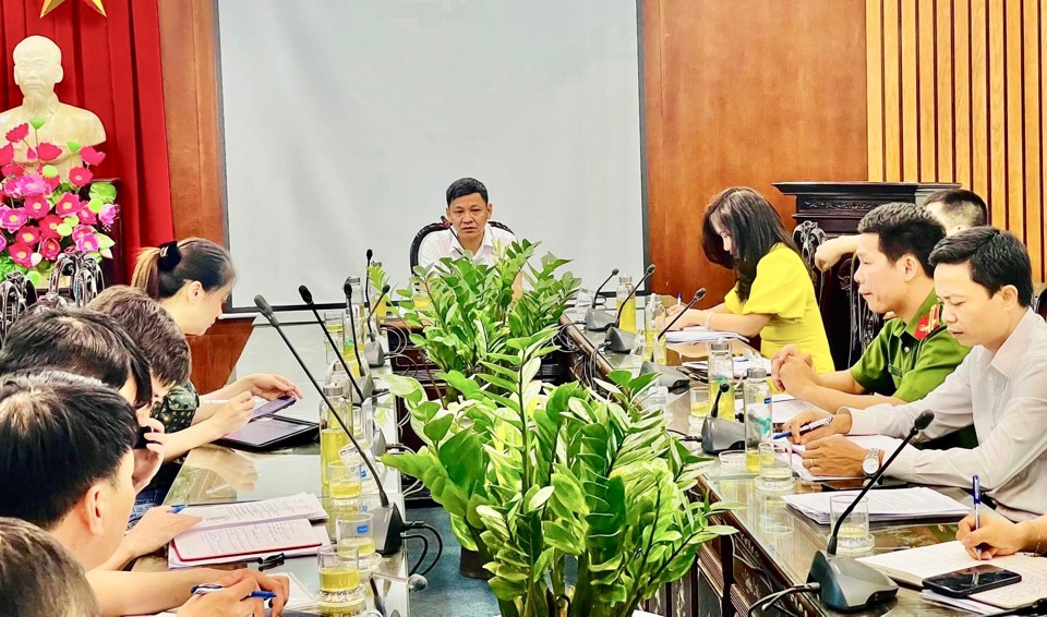 Ph&oacute; Chủ tịch UBND huyện S&oacute;c Sơn Phạm Quang Ngọc chủ tr&igrave; cuộc họp.