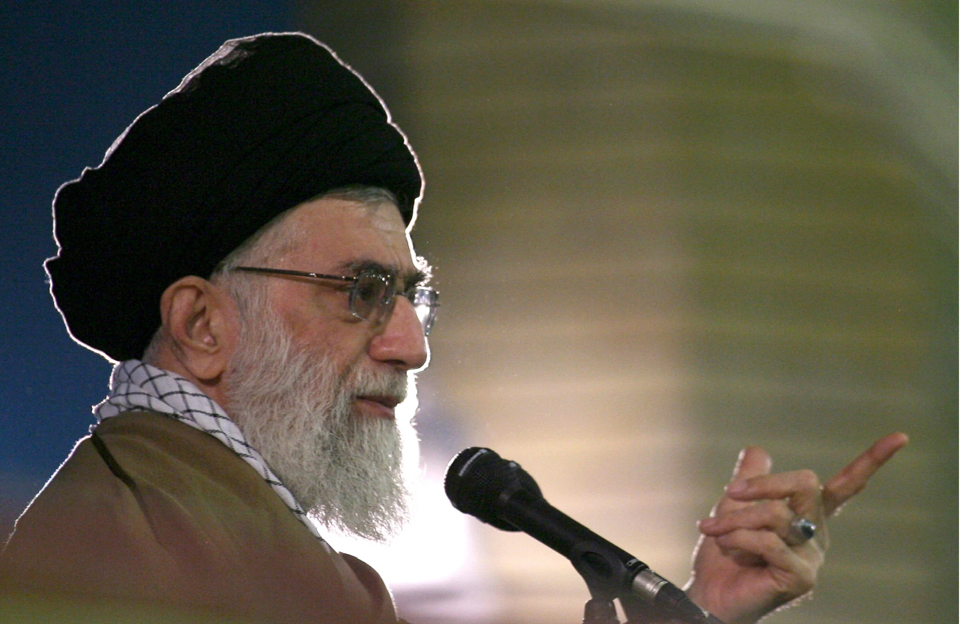 L&atilde;nh đạo tối cao của Iran Ayatollah Ali Khamenei n&oacute;i chuyện với c&aacute;c chỉ huy lực lượng kh&ocirc;ng qu&acirc;n Iran tại Tehran, ng&agrave;y 08/2/2007. Nguồn: Foreign Policy