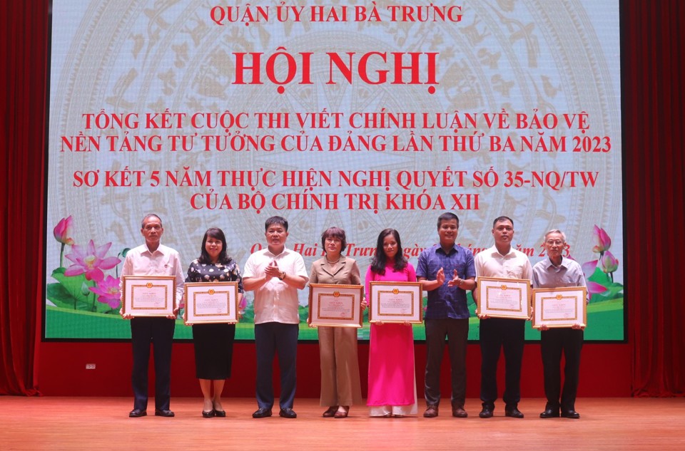 Trưởng ban Tuy&ecirc;n gi&aacute;o Quận ủy Hai B&agrave; Trưng Nguyễn Duy Sơn trao Giấy khen cho c&aacute;c c&aacute; nh&acirc;n đoạt giải A trong Cuộc thi.&nbsp;