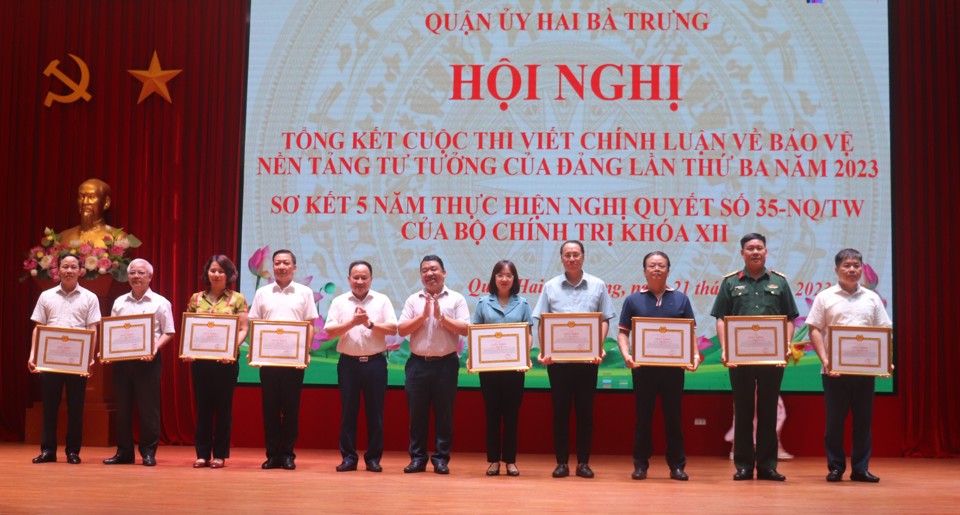 Trao Giấy khen cho c&aacute;c c&aacute; nh&acirc;n&nbsp;c&oacute; nhiều th&agrave;nh t&iacute;ch trong 5 năm thực hiện Nghị quyết 35 của Bộ Ch&iacute;nh trị tr&ecirc;n địa b&agrave;n quận Hai B&agrave; Trưng.&nbsp;