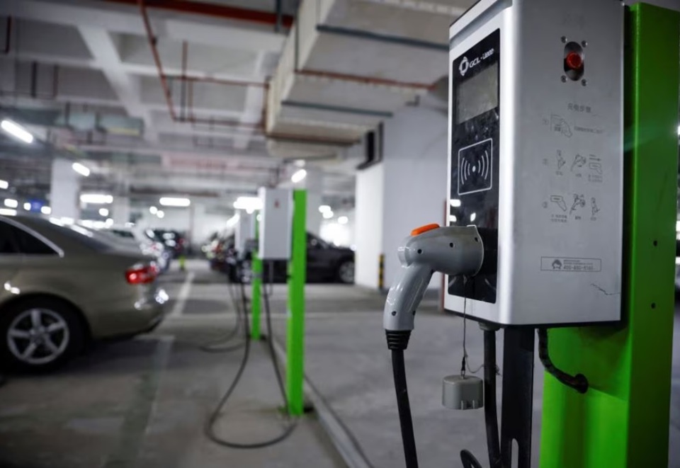 H&igrave;nh ảnh một trạm sạc &ocirc; t&ocirc; điện trong một b&atilde;i đậu xe ở Thượng Hải, Trung Quốc ng&agrave;y 13 th&aacute;ng 3 năm 2021. Ảnh: Reuters