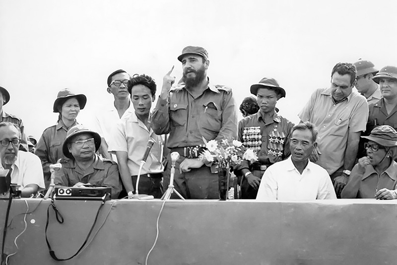 Chủ tịch Cuba Phi-đen C&aacute;t-xtơ-r&ocirc; ph&aacute;t biểu tại buổi m&iacute;t tinh s&aacute;ng 15/9/1973 tại Cao điểm 241 ở x&atilde; Cam Th&agrave;nh, huyện Cam Lộ -Ảnh tư liệu