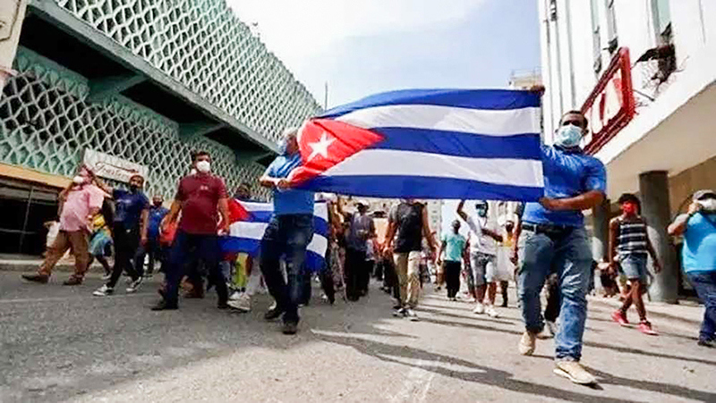 Người d&acirc;n Cuba xuống đường, giương cao l&aacute; cờ để b&agrave;y tỏ ủng hộ cuộc C&aacute;ch mạng Cuba -Ảnh: TELESURENGLISH
