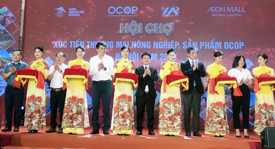 C&aacute;c đại biểu cắt băng khai mạc Hội chợ Hanoi Agriculture Fair 2023. Ảnh: Ho&agrave;i Nam