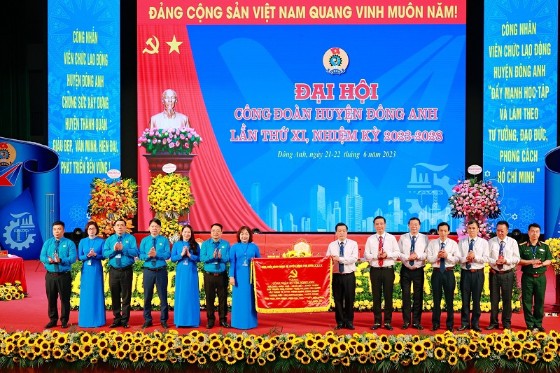 L&atilde;nh đạo huyện Đ&ocirc;ng Anh trao tặng bức trướng cho Đại hội C&ocirc;ng đo&agrave;n huyện lần thứ XI.