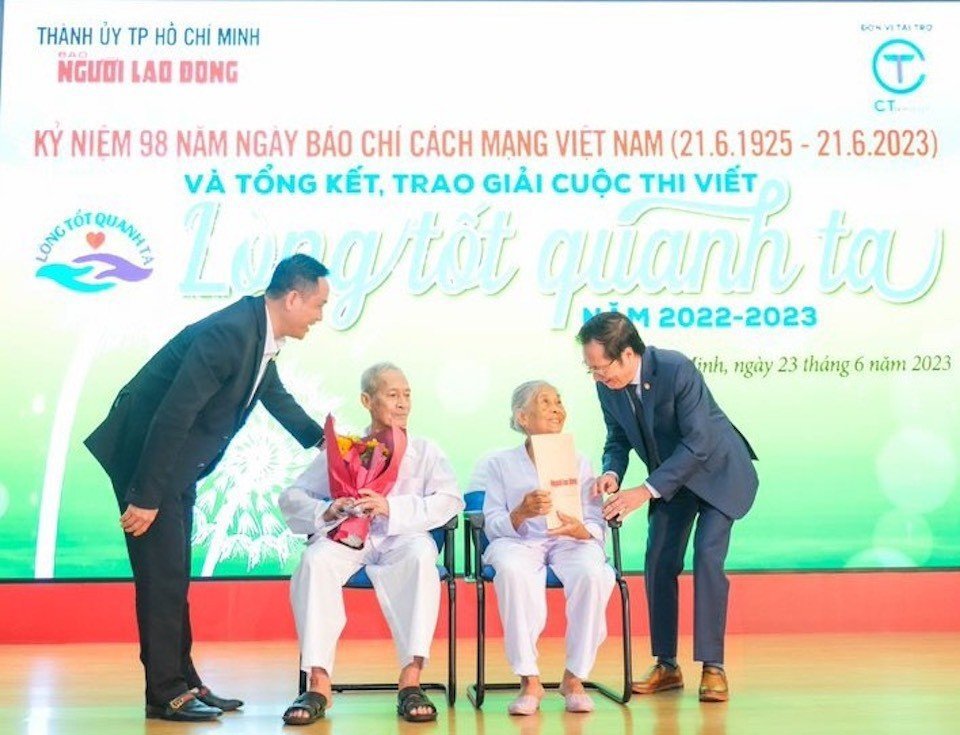 Đại diện CT Group trực tiếp b&agrave;y tỏ l&ograve;ng cảm k&iacute;ch với những người gi&agrave;u l&ograve;ng nh&acirc;n &aacute;i, nh&acirc;n vật trong b&agrave;i viết dự thi.