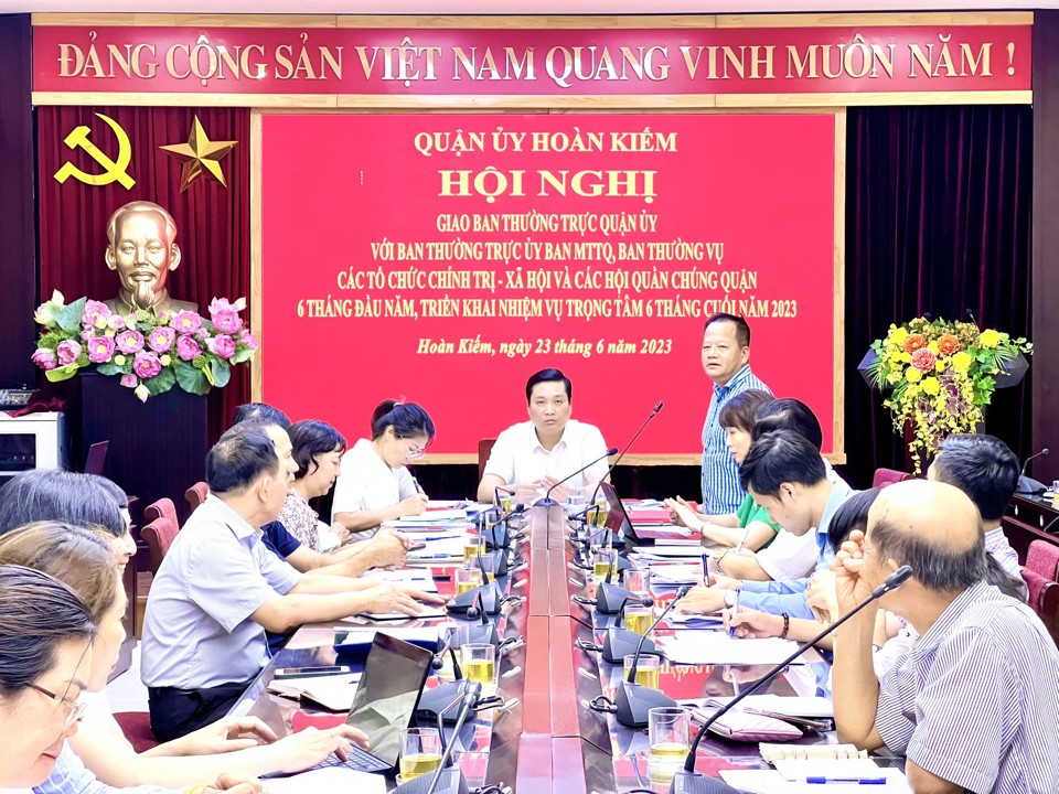 &nbsp;Chủ tịch&nbsp;Ủy ban MTTQ Việt Nam&nbsp;quận Ho&agrave;n Kiếm L&ecirc; Hồng Ph&uacute; ph&aacute;t biểu tại hội nghị