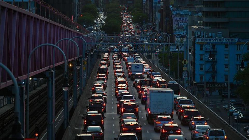 C&aacute;c phương tiện tham gia giao th&ocirc;ng khi ra khỏi cầu Williamsburg ở New York. Ảnh: CNN