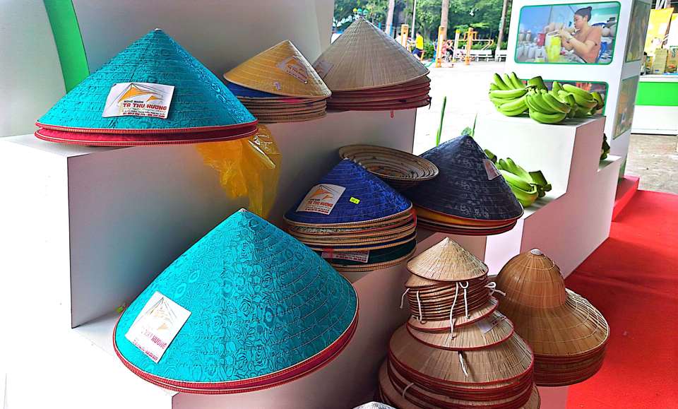 Những chiếc n&oacute;n l&aacute; tuyệt đẹp của nghệ nh&acirc;n huyện Thanh Oai, TP H&agrave; Nội cũng tham gia triển l&atilde;m tại hội chợ.&nbsp;