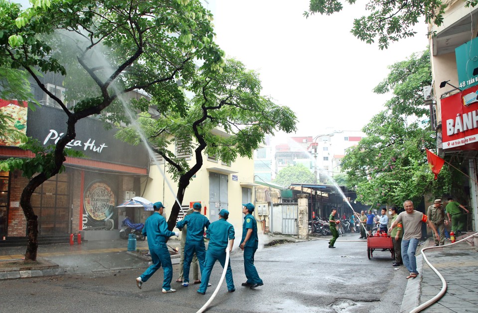 C&aacute;c th&agrave;nh vi&ecirc;n trong tổ li&ecirc;n gia ph&ograve;ng ch&aacute;y chữa ch&aacute;y tham gia chữa ch&aacute;y tại cơ sở theo t&igrave;nh huống giả định.